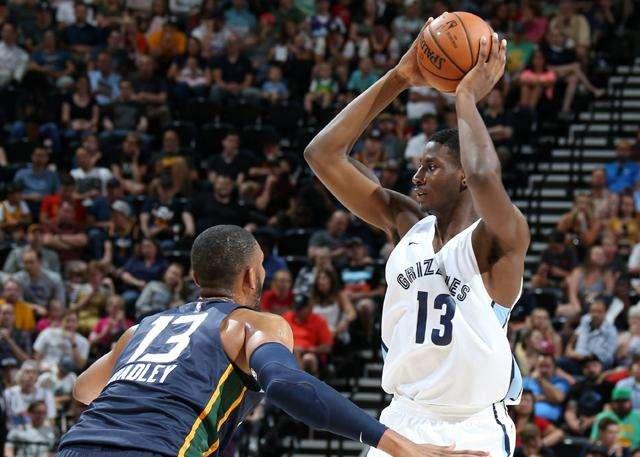  班凯罗关键封盖锁定胜局，魔术险胜老鹰