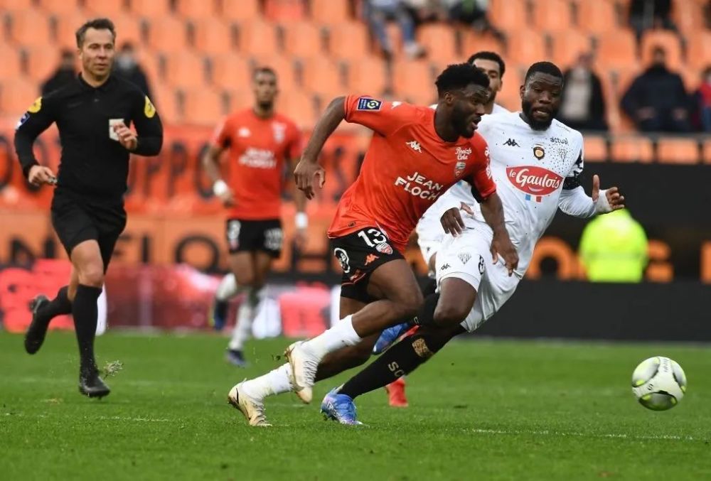  克莱蒙补时阶段绝平洛里昂拿到宝贵一分