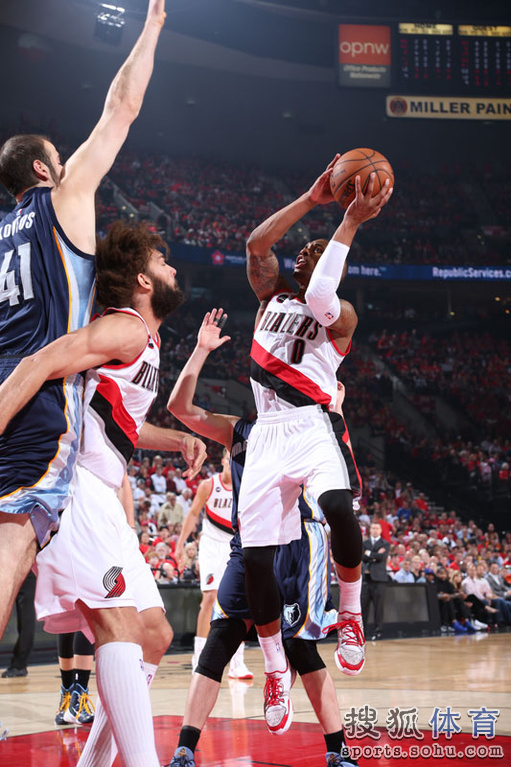  莫兰特暴力扣篮点燃赛场灰熊客场掀翻凯尔特人